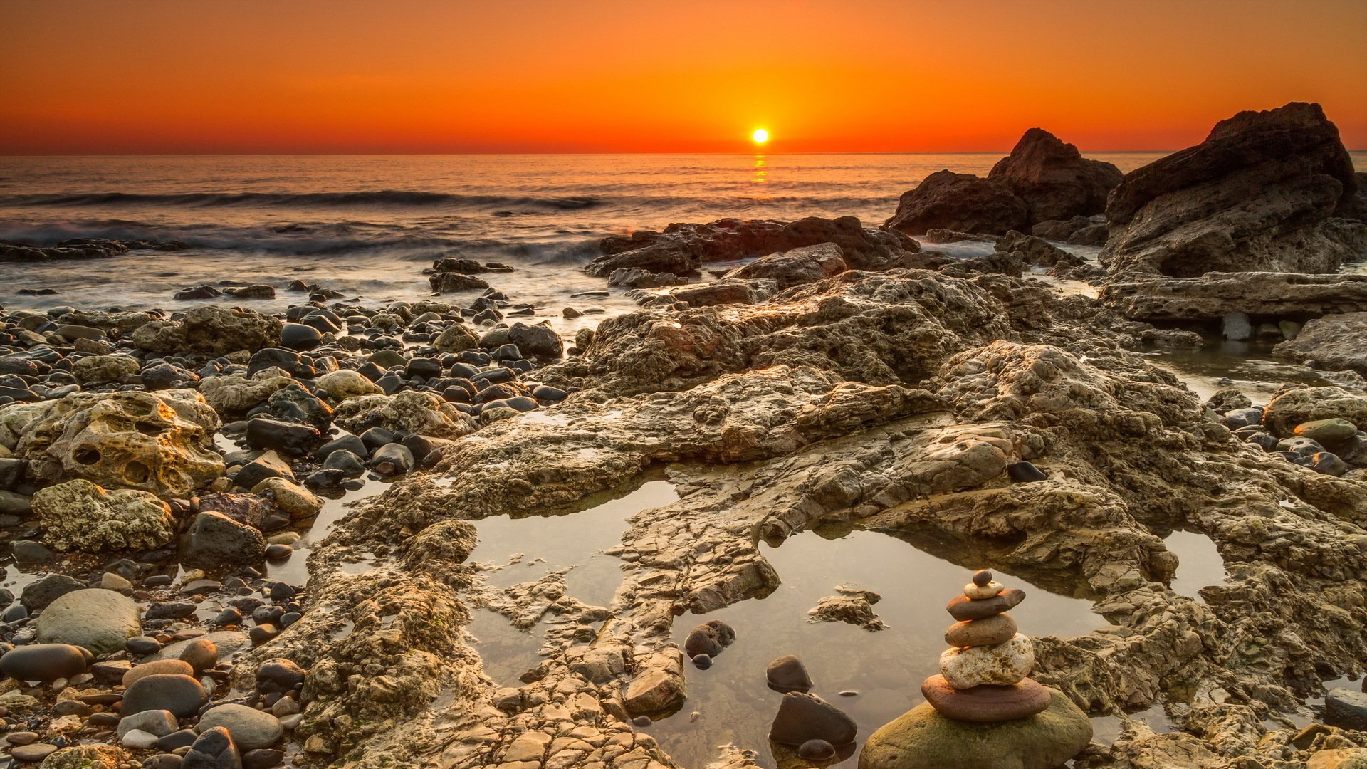 piedras agua olas sol