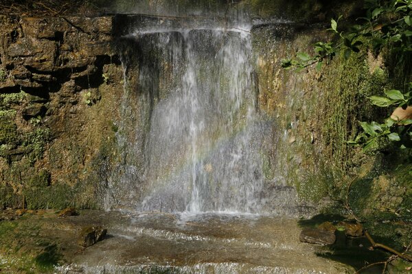 Belle grande cascade en Espagne