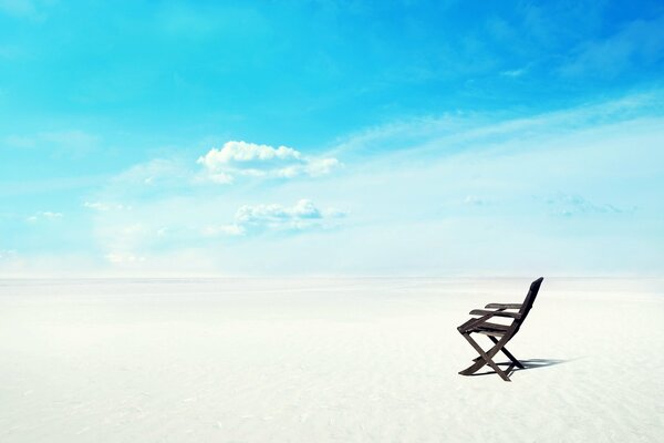 Chaise en bois sur le sable du désert