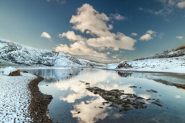 Belle montagne con neve e fiume