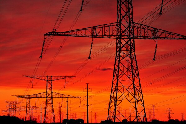 Torri contro un tramonto infuocato