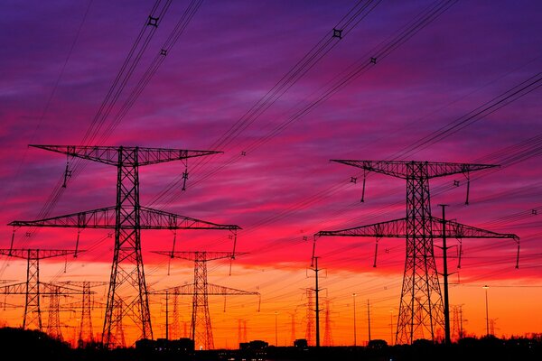 Un sacco di case sullo sfondo e un bel cielo