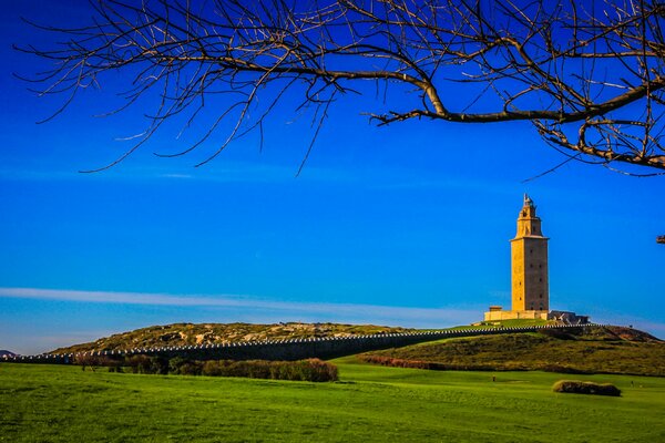 Tour sur fond de ciel bleu et champs verts