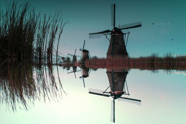 Отражение мельниц в воде-Нидерланды