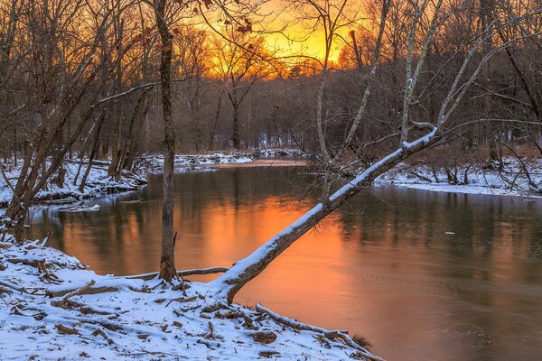 Fluss inmitten der Winteratmosphäre