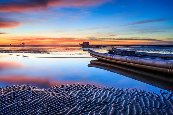 Ein unglaublicher Sonnenuntergang spiegelt sich im Meer wider