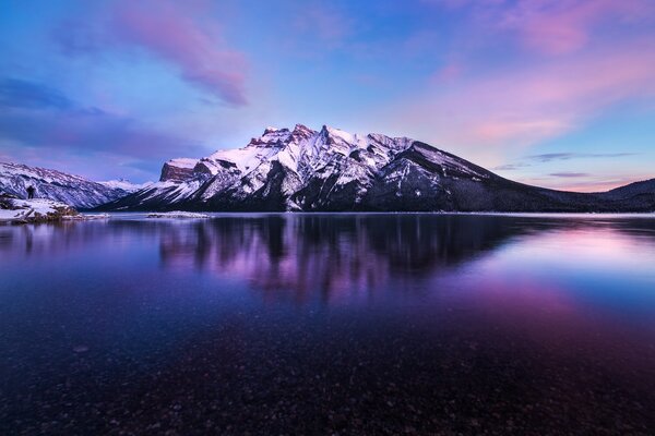 Заснеженная гора над лиловым озером