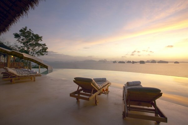 Villa de noche con vistas al mar