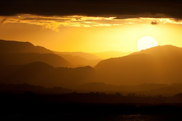 Zachód Słońca w górach Australii. Krajobraz w ciepłych kolorach