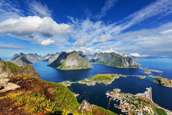 Panorama von oben auf den Lofoten-Inseln in Norwegen