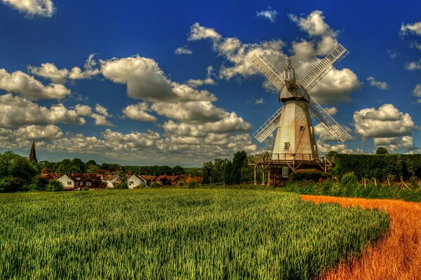 Alte Mühle bei englischen Feldern