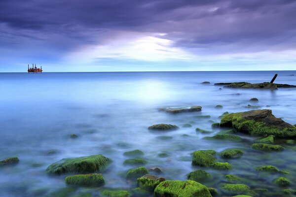 Mare nebbioso blu tra le rocce