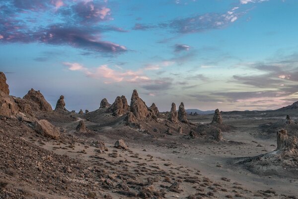 Una noche tranquila en un desierto rocoso solitario