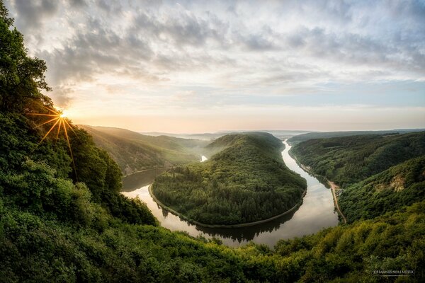 Paesaggio di montagna con tramonto e fiume