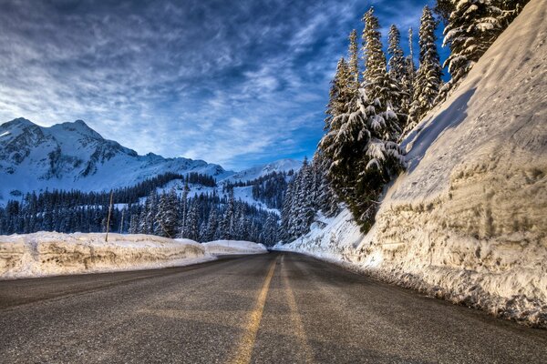 Belle route d hiver dans les montagnes