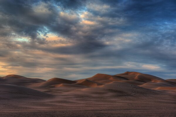 Dunes de sable dans les nuages de nuages