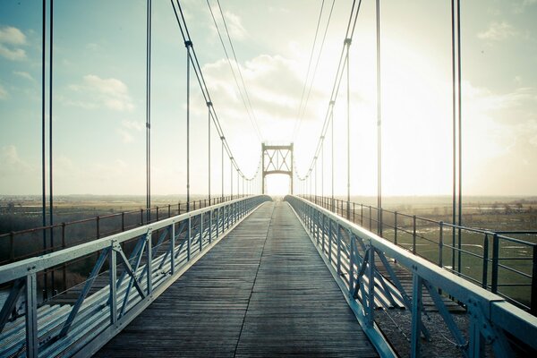 Ponte che si allontana in lontananza dalla luce del sole