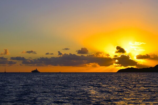 Beaux nuages sur un beau coucher de soleil