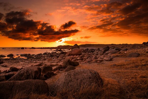 Sonnenuntergang am Meer mit felsiger Küste