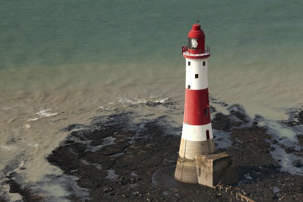 Der einsame Kopf von Leuchtturm Beachy am Meer