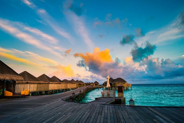 Bungalow y muelle en Maldivas