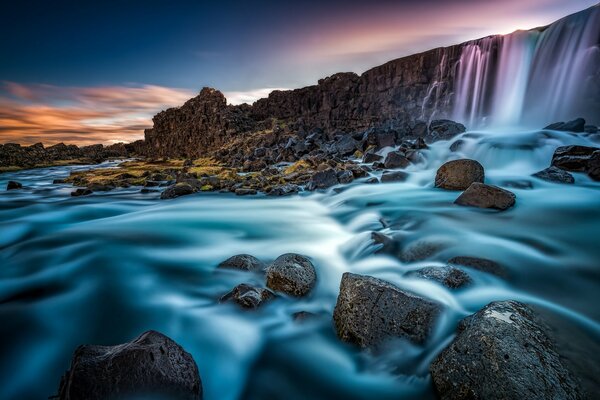 Die Schönheit des sprudelnden isländischen Wasserfalls