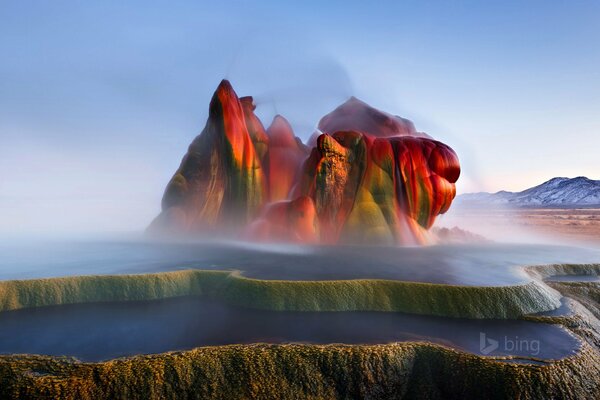 Futuristischer Blick auf einen Geysir am Himmelshintergrund