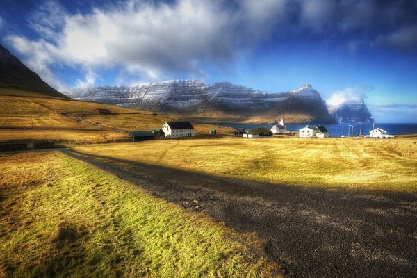 Vista de un hermoso pueblo en las islas Feroe