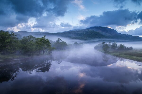 Angleterre rivière glaslin montagnes collines brouillard matin