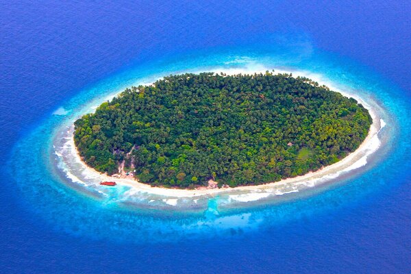 Schöne Insel im blauen Meer