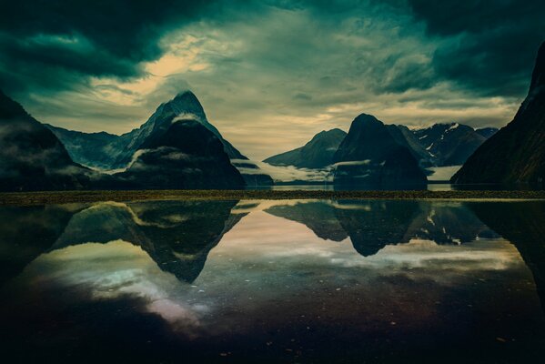 Cielo montañas y lago en nueva Zelanda