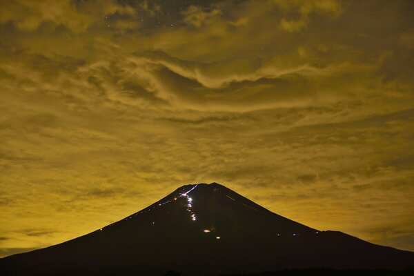 Góra Fujiyama w nocy