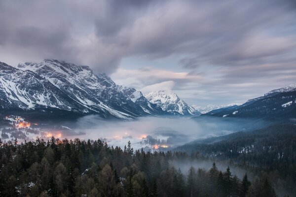 Les Dolomites. Forêt. Neige