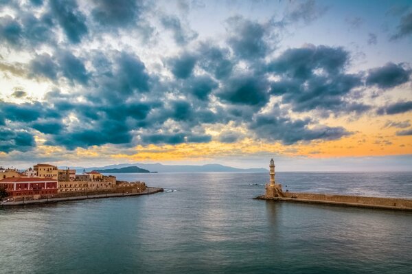 Puesta de sol en la orilla del mar en Grecia