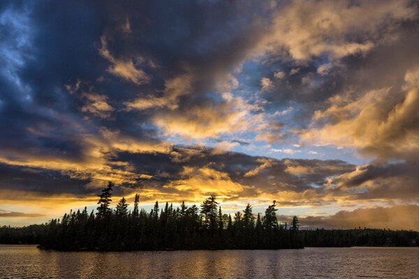 Rive du lac sur fond de coucher de soleil doré