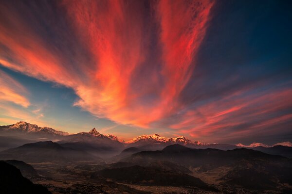 Vallée du Tibet avec des montagnes à l aube