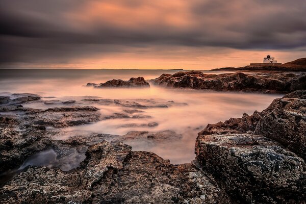 Tramonto sulle scogliere della riva del mare