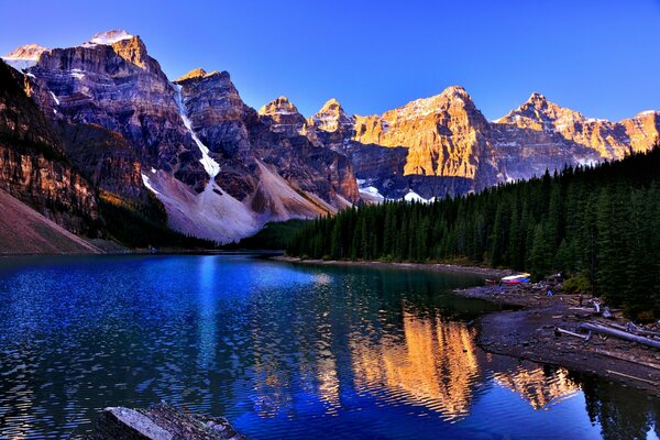 Lake Louise w parku narodowym Kanady