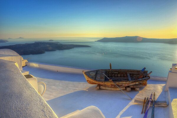 Coucher de soleil en Grèce au bord de la mer