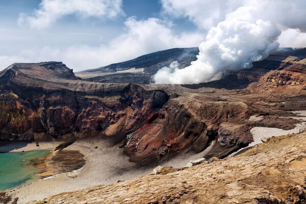 Montañas piedras volcán humo Kamchatka