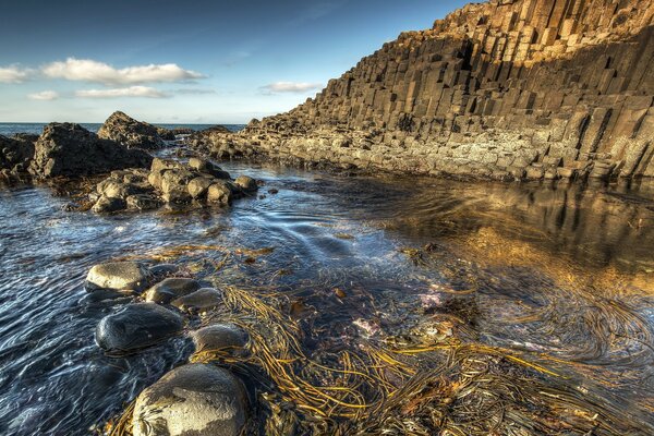 Bord de mer avec de l eau transparente sur fond de rochers