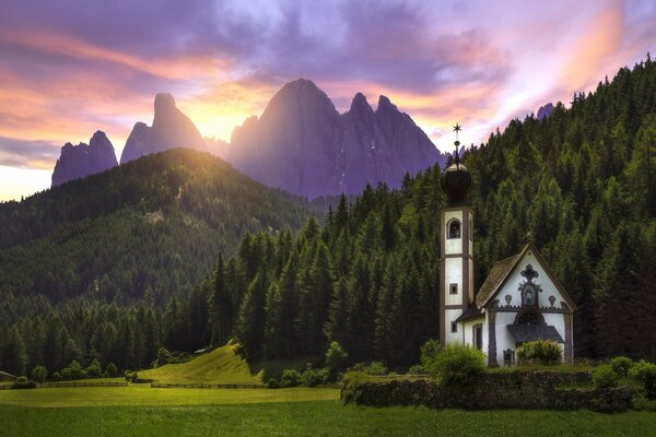 Die Dolomiten vor dem Hintergrund der Kirche Santa Maddalena