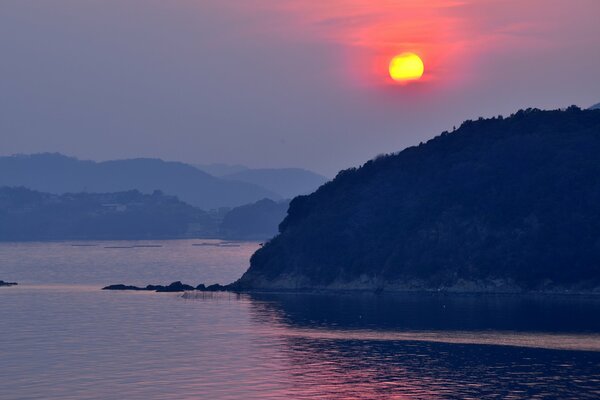 Das Meer und die Berge Japans bei Sonnenuntergang