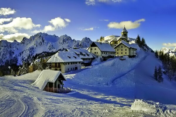 Kirche auf dem Berg, Bäume im Schnee