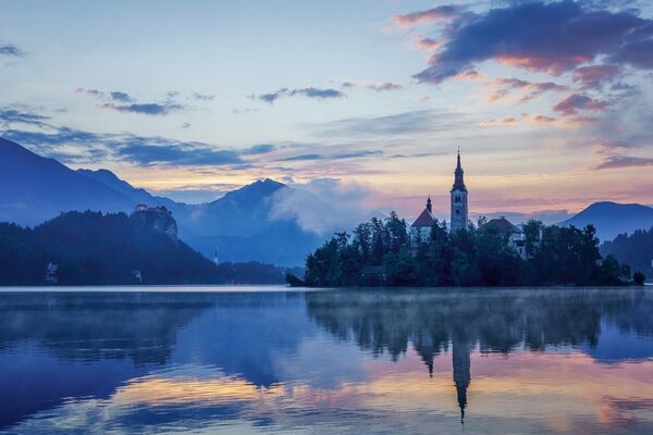 Vue de l église Mariinsky du côté du lac