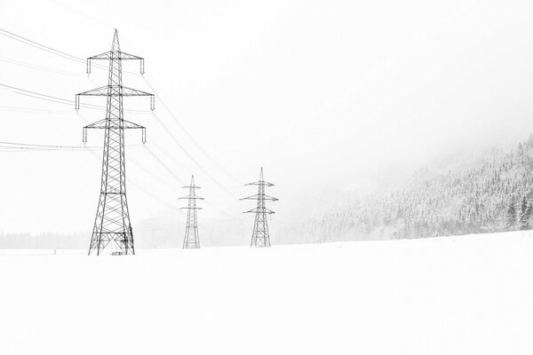 Las torres que conectan los cables en el tiempo invernal