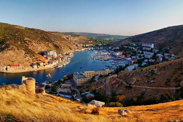 Río de montaña de la ciudad de Crimea