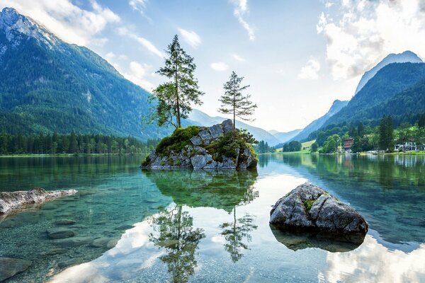 Lago turquesa en las montañas alpinas