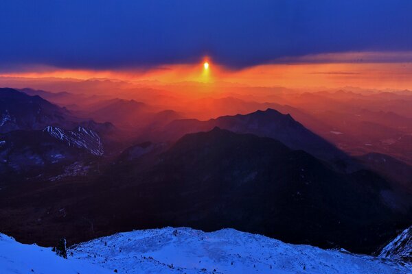 Tramonto arancione sulla cima della montagna