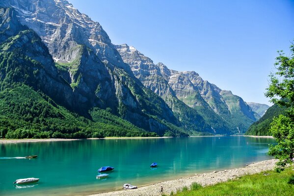 Bateaux naviguant sur le lac près des montagnes de Suisse